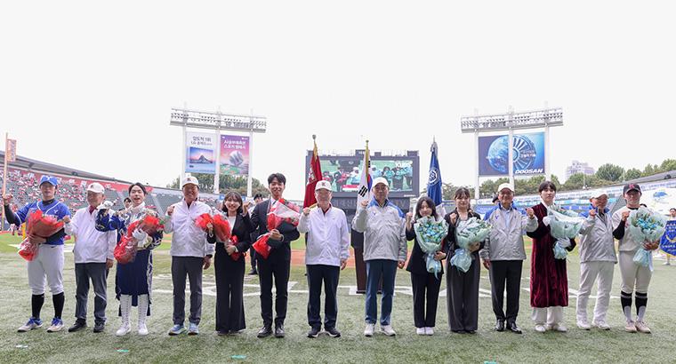 4개 대학 학생회장과 고려대 총장이 함께 찍은 단체사진